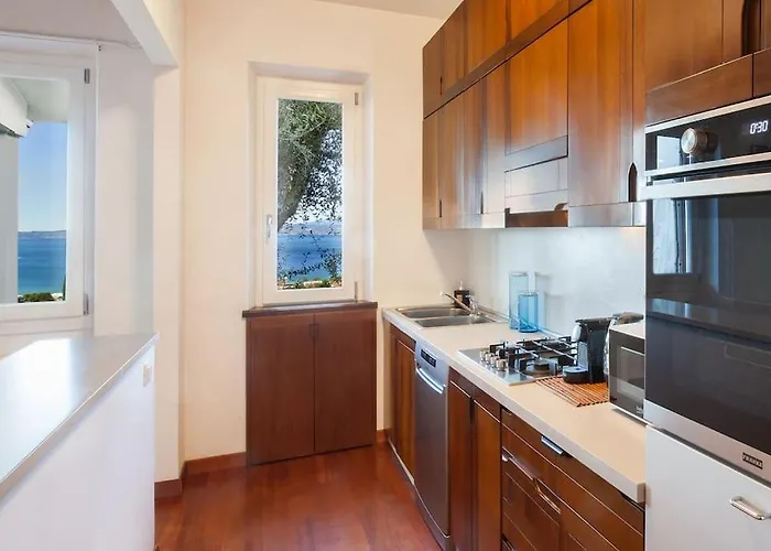 Willa Golden - Verona